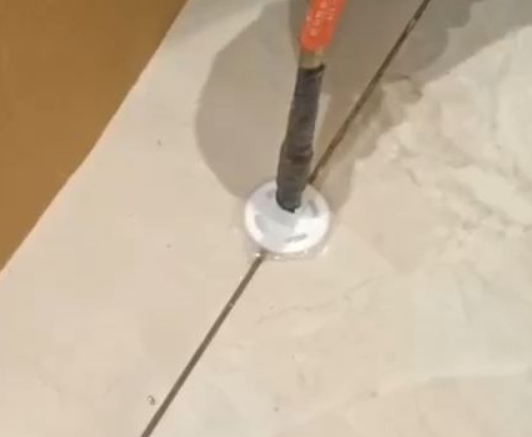 定兴瓷砖空鼓维修公司专业解答瓷砖在铺贴过程中，如果没有涂抹均匀到位的粘结材料（如水泥砂浆或瓷砖胶），可能会导致以下问题