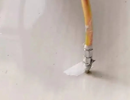 定兴瓷砖空鼓维修公司专业解答在瓷砖铺贴过程中，如果使用的砂料过粗（如全部使用了粗砂），可能会导致以下问题
