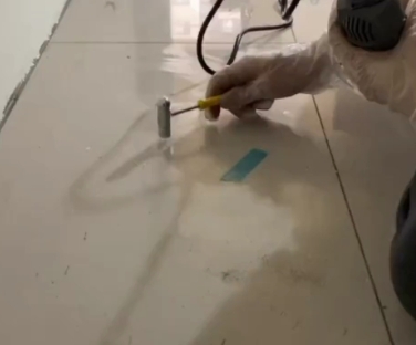 定兴瓷砖开裂维修公司专业分享瓷砖在铺贴前如果没有沥干水分，将会导致以下问题